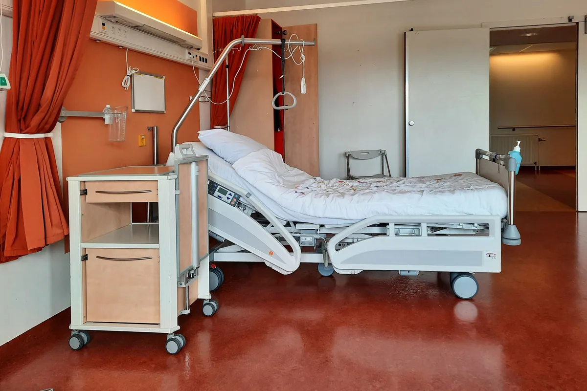 Moderne ziekenhuiskamer met verstelbaar bed