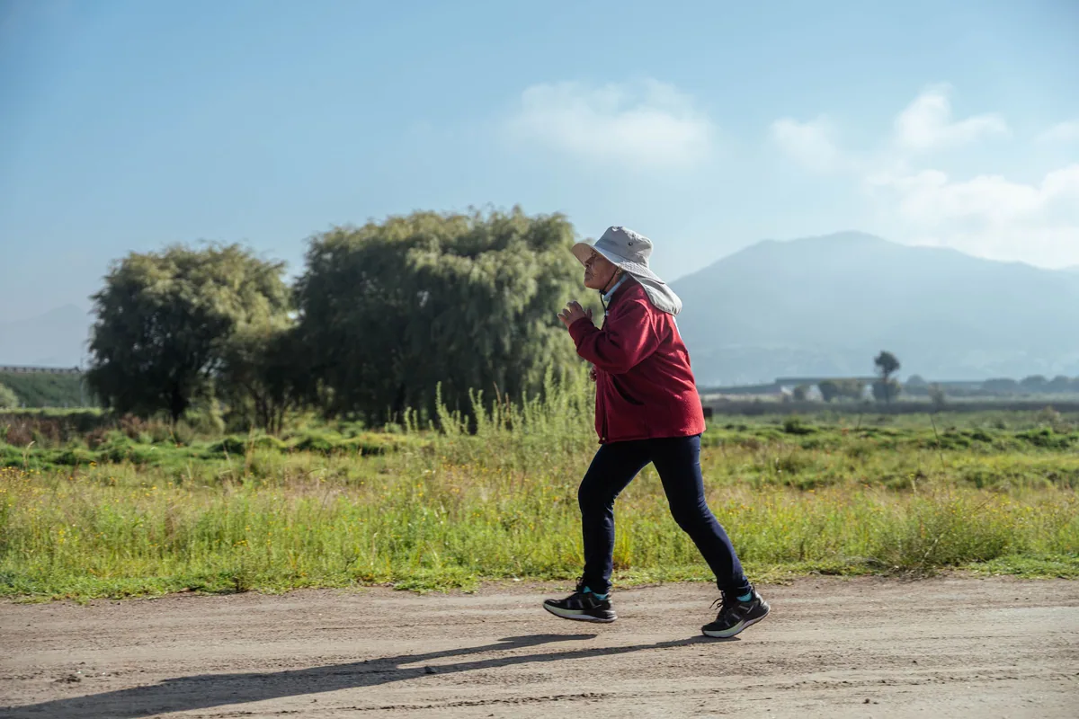 Vrouw loopt hard op een landweg