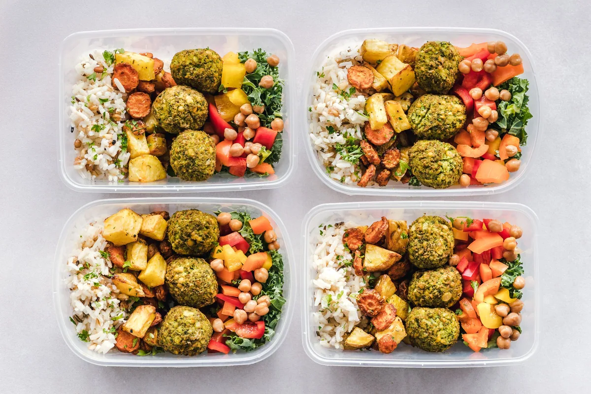 Maaltijdvoorbereiding met falafel, kikkererwten en groenten